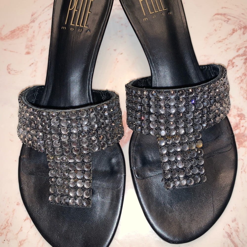 GORGEOUS ALL LEATHER BLACK SANDALS!